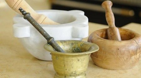 Ингредиенты для какого соуса, согласно классическому рецепту, нужно толочь в мраморной ступке?