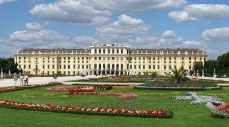 В каком стиле построена летняя резиденция австрийских императоров — дворец Шёнбрунн?