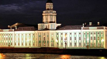 По примеру какого музея создавалась Российская Кунсткамера в Санкт-Петербурге?