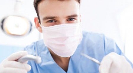 Что в своей работе НЕ использует стоматолог?