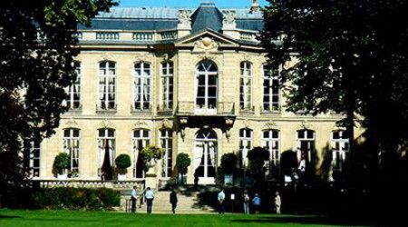 В каком округе Парижа расположен дворец Матиньон?