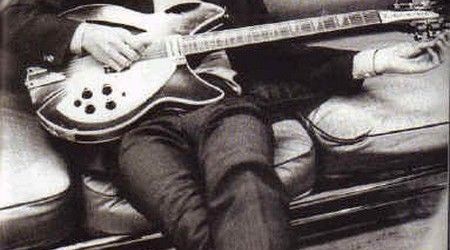 На каком инструменте играл Джордж Харрисон в группе The Beatles?