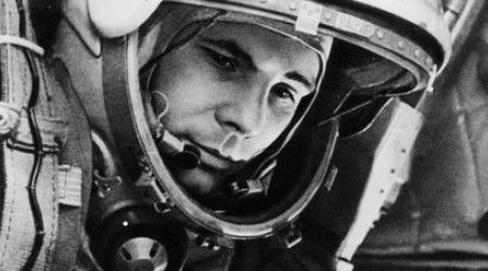 В каком звании отправился в первый в мире космический полет Юрий Гагарин?