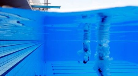 Как спортсмены выступают на соревнованиях по синхронным прыжкам в воду?