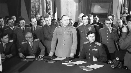 Какого числа, по среднеевропейскому времени, был окончательно подписан акт капитуляции фашистской Германии?