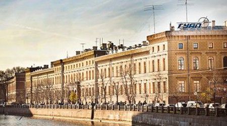 На какой набережной находится Петербургский университет?