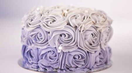 Какой инструмент помогает украсить торт кремовыми розочками?