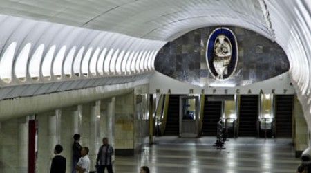 На какой станции московского метро можно увидеть скульптуру Мадонны с младенцем?