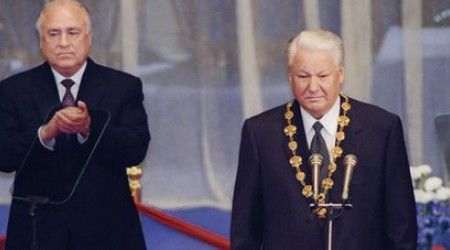 В каком году Борис Ельцин объявил Владимира Путина своим преемником?