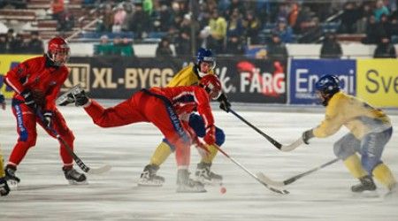 Сколько игроков в хоккей с мячом одновременно находятся на льду?