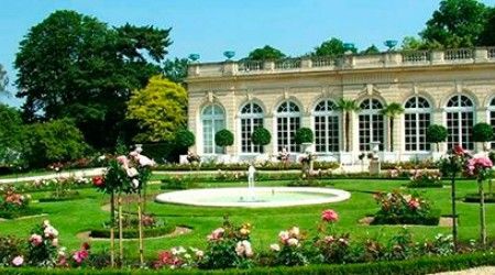 За какой срок был построен дворец в парке Багатель в Париже?
