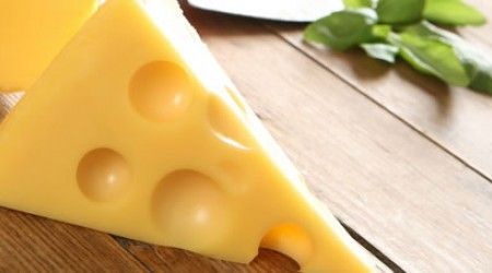 Что говорят о сыре с большим количеством дырок?
