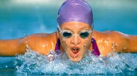 Какие спортсмены не плывут во время состязаний?