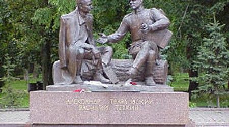 В каком городе установлен памятник Александру Твардовскому и Василию Тёркину?