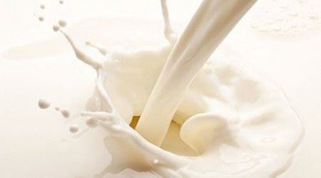 Какие свежие пятна на одежде легко выводятся молоком?