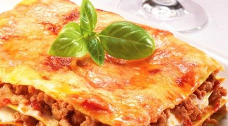 Как называется итальянское многослойное блюдо из пасты, которое чаще всего готовят с мясным фаршем и томатным соусом?