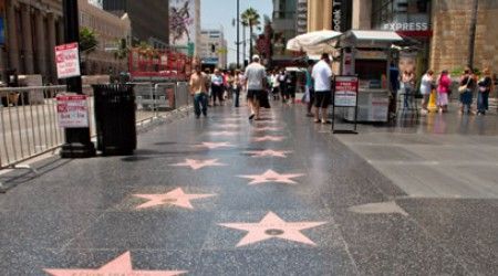 Какой из этих актёров НЕ отмечен именной звездой на знаменитой Аллее Славы Голливуда?