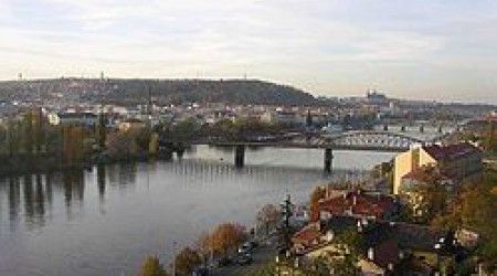 Через какую реку был построен Карлов мост в Праге?