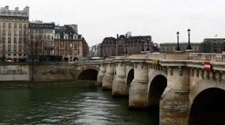 Как называется самый старый мост в Париже?