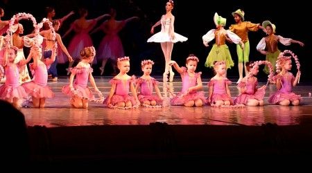 В каком балете танцуют "Вальс цветов"?
