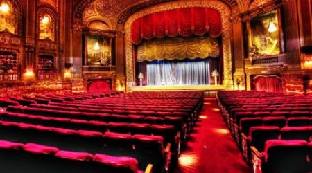 Какое новшество для кресел зрительного зала театра ввёл в 1854 году Аарон Аллен из Бостона?