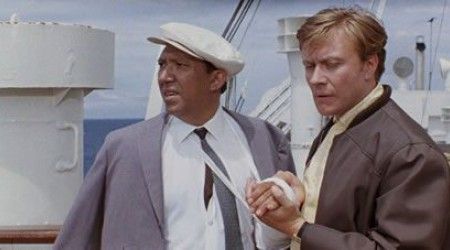 Кем оказался таксист, везущий Сеню домой из порта в фильме «Бриллиантовая рука»?