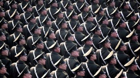 По какому случаю в Москве прошёл считающийся первым официальный военный парад?