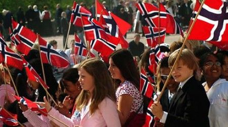 Что стали носить патриотичные норвежцы в знак протеста, когда нацисты запретили пуговицы с портретом их короля?