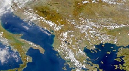 Сколько морей омывают Балканский полуостров?
