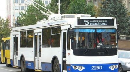 Что контролер просит предъявить пассажиров троллейбуса?