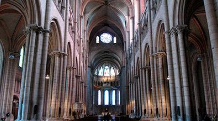 В каком городе Франции находится Собор Сен-Жан?