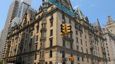 Как называется знаменитое здание в Нью-Йорке, где проживал и возле которого был убит Джон Леннон?