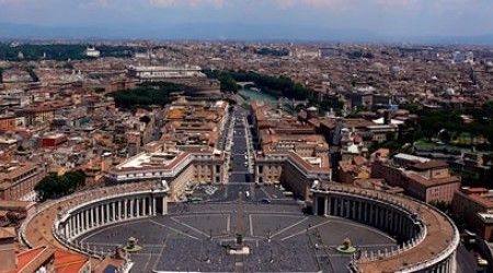 Что находится в центре огромной площади перед собором Святого Петра в Риме?