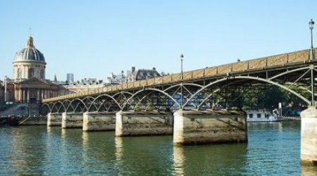Как называется первый железный мост, который был возведен в Париже?