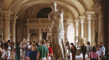 Где хранится скульптура Венеры Милосской? 