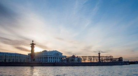 На какой набережной находится Биржевая площадь в Санкт-Петербурге?