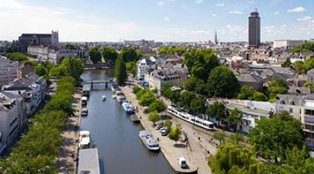 Какой город Франции расположился в устье реки Луара?