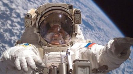 Кто из космонавтов совершил первый в мире выход в открытый космос?