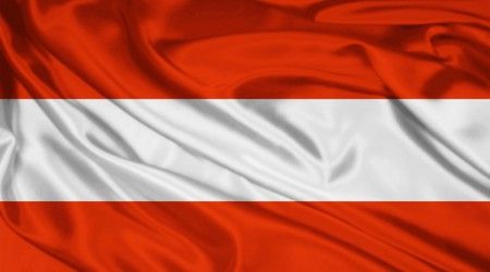 Полоса какого цвета повторяется в австрийском флаге дважды?