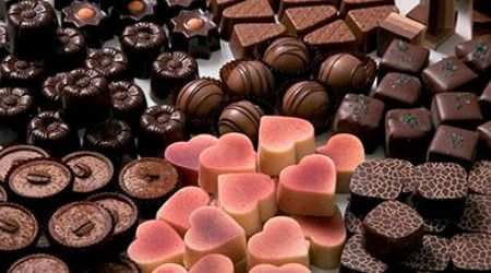 В каком году и где был произведен первый плиточный шоколад, согласно общепринятой версии?