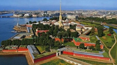 Какой памятник установлен в Санкт-Петербурге возле Петропавловской крепости?