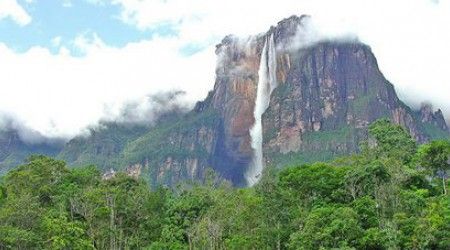 Самый высокий водопад в мире Анхель находится в: 