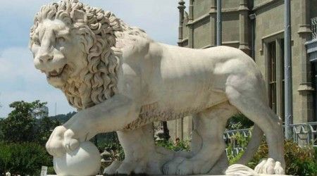Какой российский город славится большим количеством статуй львов?