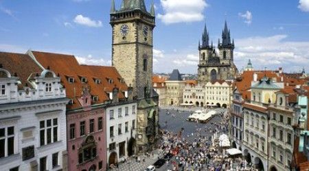 Какая из приведенных ниже достопримечательностей НЕ находится в Праге?