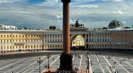 Какая фигура венчает Александровскую колонну в Петербурге?