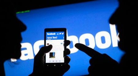 С какого года социальная сеть Фейсбук стала размещать внутри себя  приложения созданные сторонними программистами?