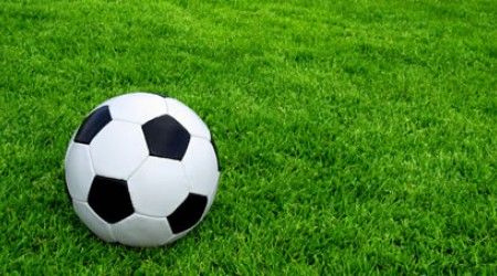 Какова должна быть длина окружности футбольного мяча, согласно Федерации итальянского футбола? 