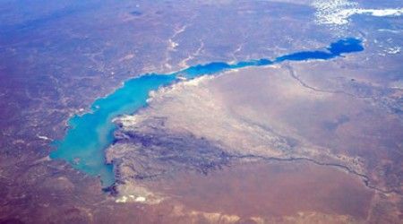 Какое озеро является единственным на Земле - состоит из пресной и соленой воды?