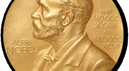 В какой день вручается ежегодно Нобелевская премия?
