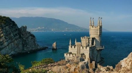 Как называется замок, стоящий на отвесной Аврориной скале Южного берега Крыма?